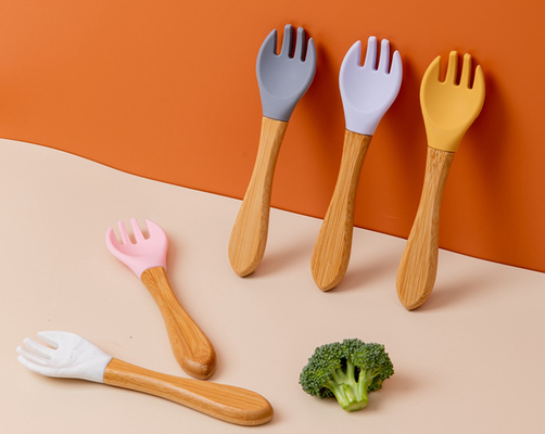Colher livre do silicone do bebê 5pcs do látex ajustada com punho de madeira